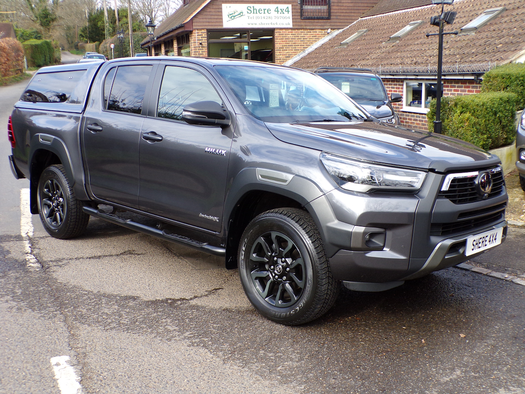 Toyota HILUX 2.8 D-4d Invincible X Pickup Double Cab Grey