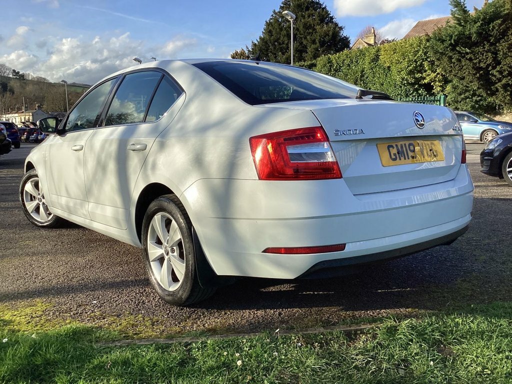 Skoda Octavia 1L Se Technology GM19VDG White #6