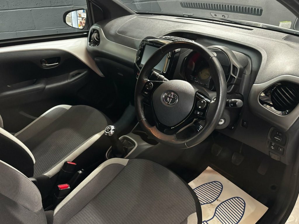 Toyota Aygo 1L X-trend LT71WRX White #2