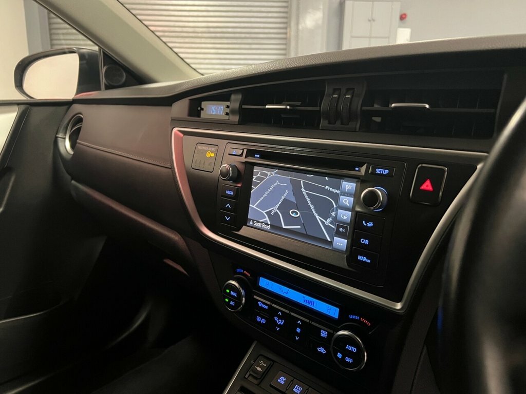 Toyota Auris Estate WV64HVZ Silver #5
