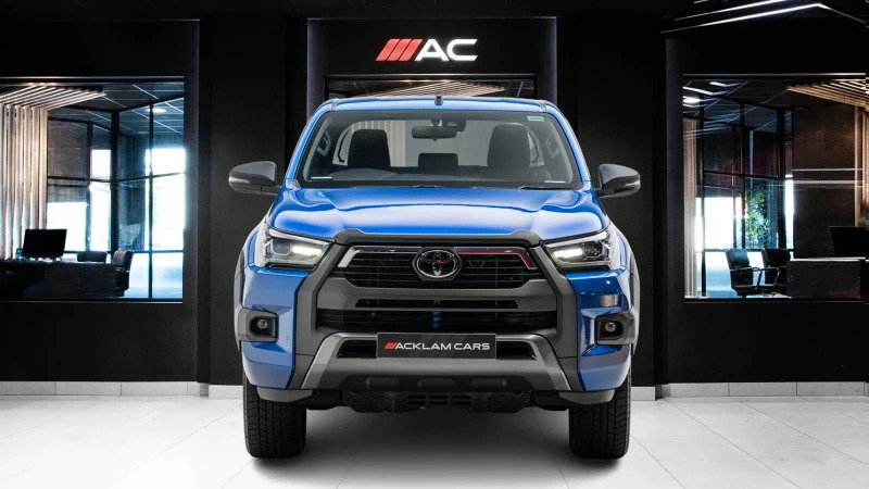 Toyota HILUX Invincible White #2
