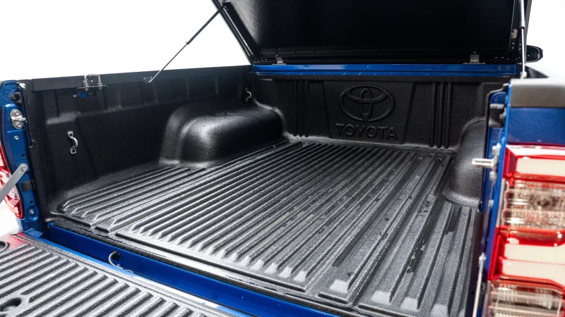 Toyota HILUX Invincible White #18