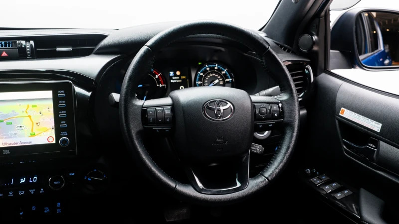 Toyota HILUX Invincible White #19