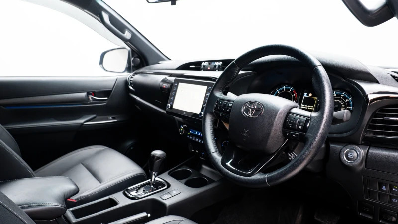 Toyota HILUX Invincible White #25