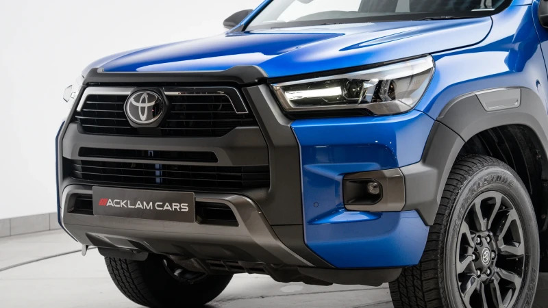 Toyota HILUX Invincible White #8