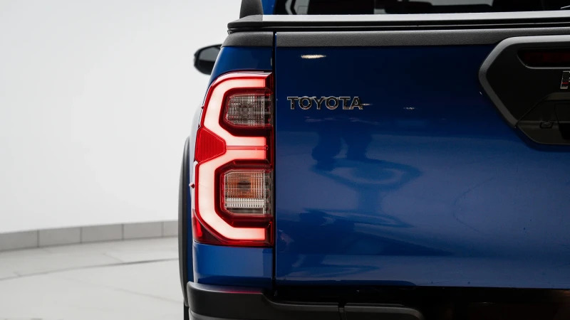 Toyota HILUX Invincible White #12