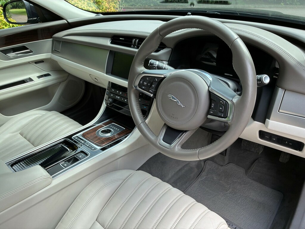 Jaguar XF 2.0 D Portfolio Black #2