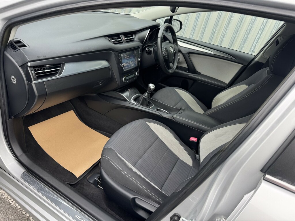 Toyota Avensis D-4d Excel 141 White #10