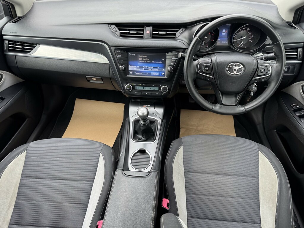 Toyota Avensis D-4d Excel 141 White #13