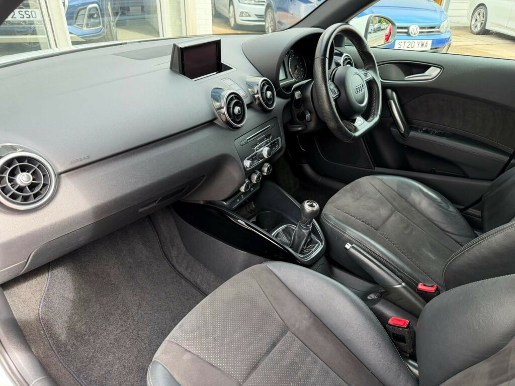 Audi A1 1.4 Tfsi Cod Black Edition Sportback Ma White #4