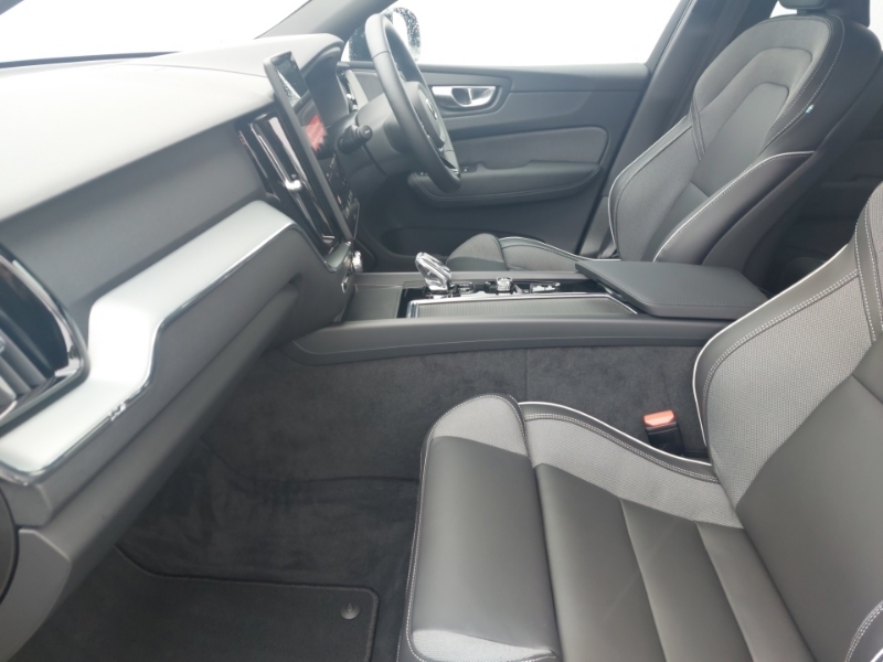 Volvo XC60 2.0 B5p Plus Black Edition Awd Geartronic Black #5
