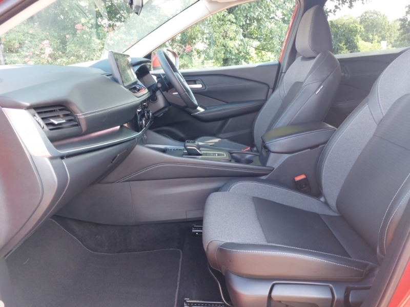 Nissan Qashqai 1.3 Dig-t Mh 158 N-connecta Xtronic Red #5