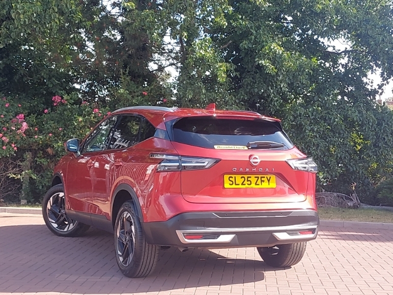 Nissan Qashqai 1.3 Dig-t Mh 158 N-connecta Xtronic Red #2