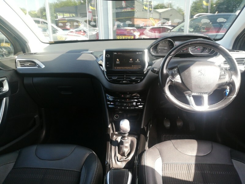 Peugeot 2008 1.2 Puretech 130 Allure Black #3