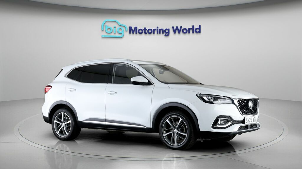 MG HS Exclusive White