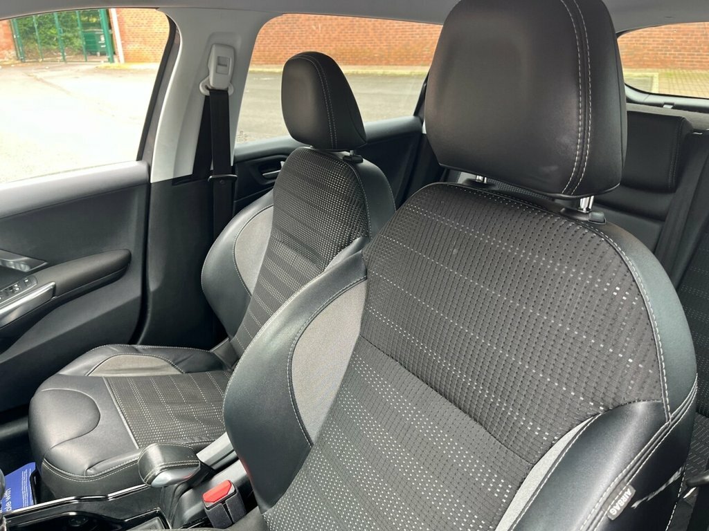 Peugeot 2008 2008 Allure Bluehdi White #10