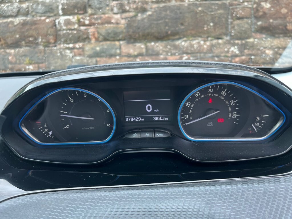 Peugeot 2008 2008 Allure Bluehdi White #25