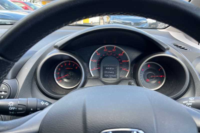Honda Jazz 1.4 I-vtec Es Plus Cvt White #2