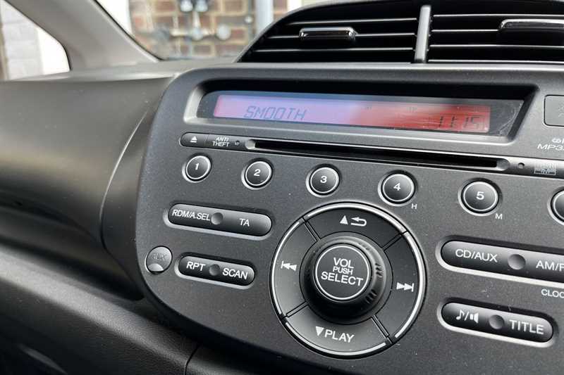 Honda Jazz 1.4 I-vtec Es Plus Cvt White #5