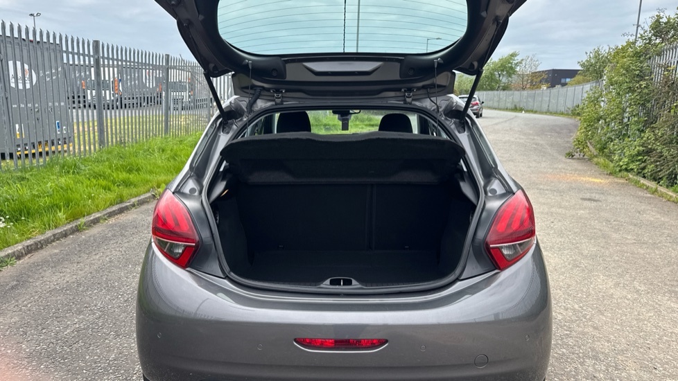 Peugeot 208 Signature Grey #4
