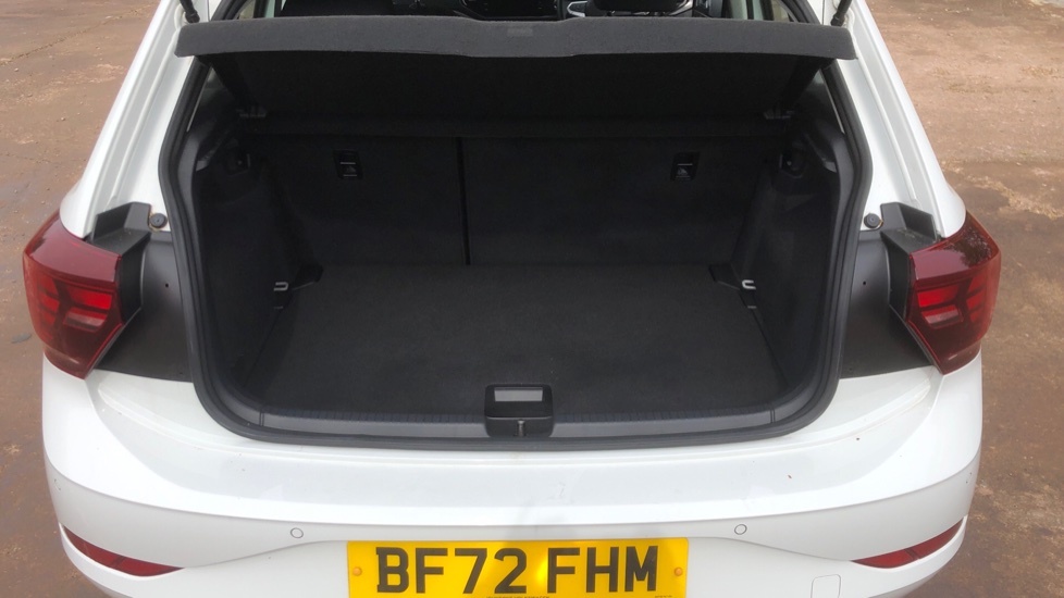 Volkswagen Polo Life White #4