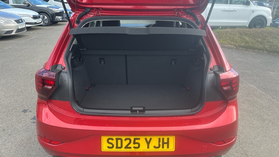 Volkswagen Polo Match Red #4