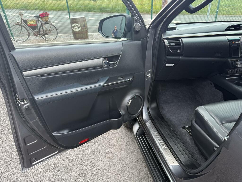 Toyota HILUX Invincible Dcab Pick Up 2.4 D-4d  #9