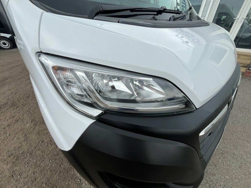 Vauxhall Movano 2L Prime White #5