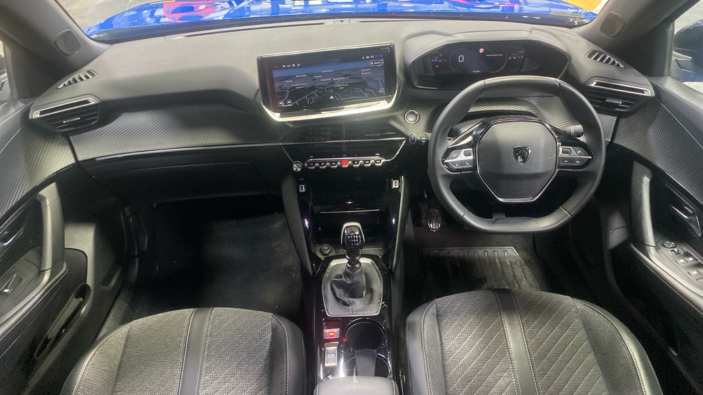 Peugeot 2008 1.2 Puretech 130 Allure Eat8 Black #4