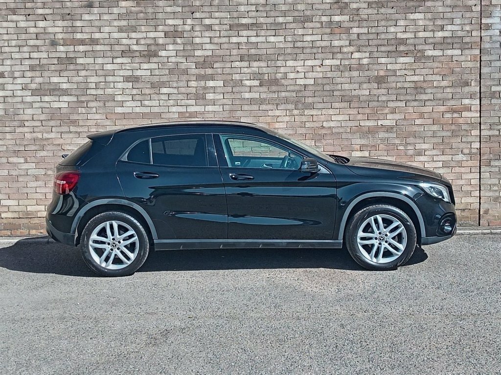 Mercedes-Benz GLA Class 1.6L Urban Edition Black #3