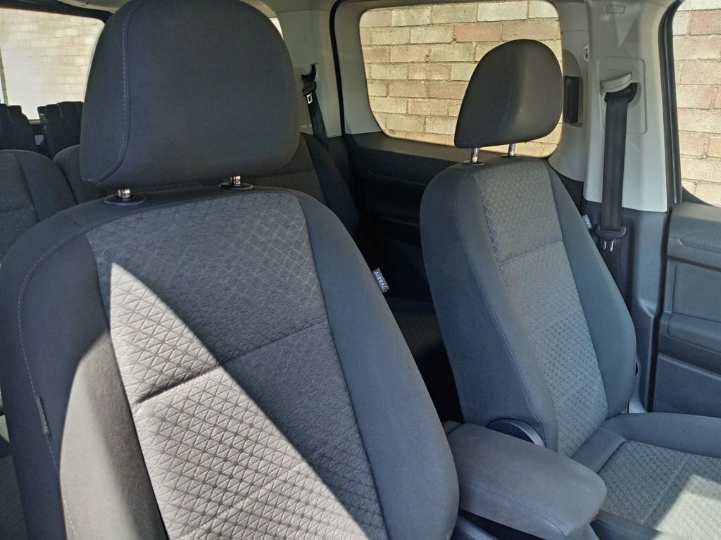 Ford Grand Tourneo Connect 2L Titanium Grey #4
