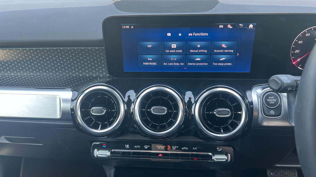 Mercedes-Benz GLB Class Glb 200 Amg Line Premium 7G-tronic Black #48