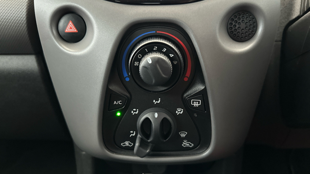 Peugeot 108 1.0 72 Collection Green #14