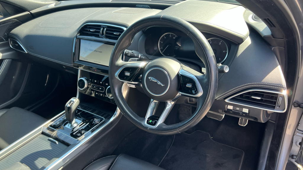 Jaguar XE 2.0 P300i R-dynamic Hse Saloon Awd Red #14