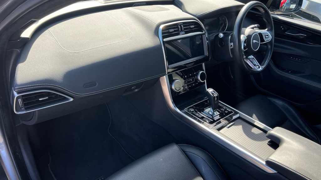 Jaguar XE 2.0 P300i R-dynamic Hse Saloon Awd Red #15