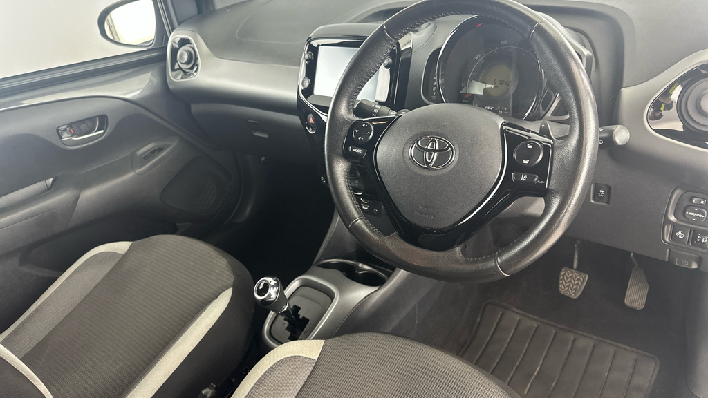 Toyota Aygo X 1L X-play Red #9