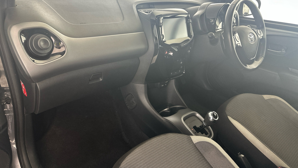 Toyota Aygo X 1L X-play Red #10