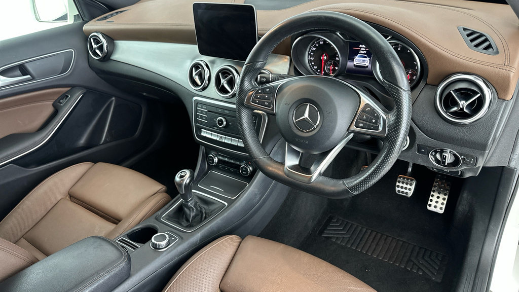 Mercedes-Benz GLA Class 1.6 Gla200 Amg Line Edition Suv 7G Dct White #9