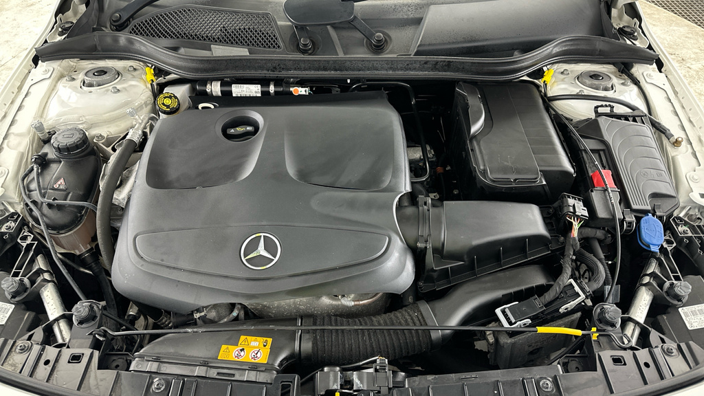 Mercedes-Benz GLA Class 1.6 Gla200 Amg Line Edition Suv 7G Dct White #26