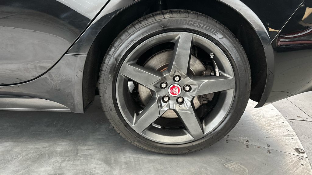 Jaguar XE 2.0 300 300 Sport Awd Red #28