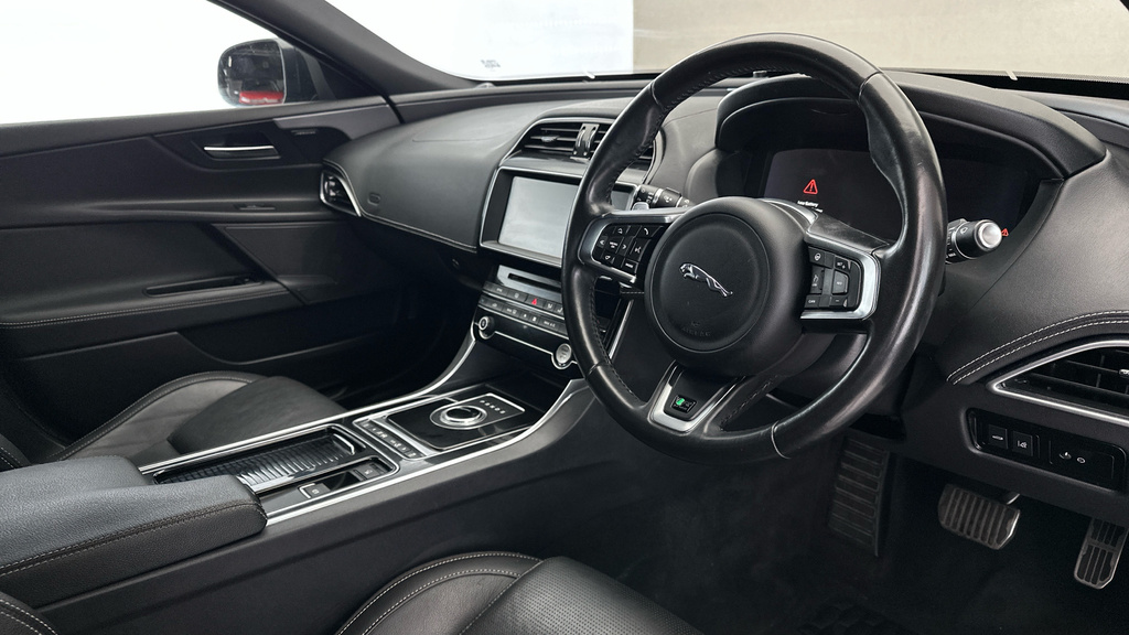 Jaguar XE 2.0 300 300 Sport Awd Red #11
