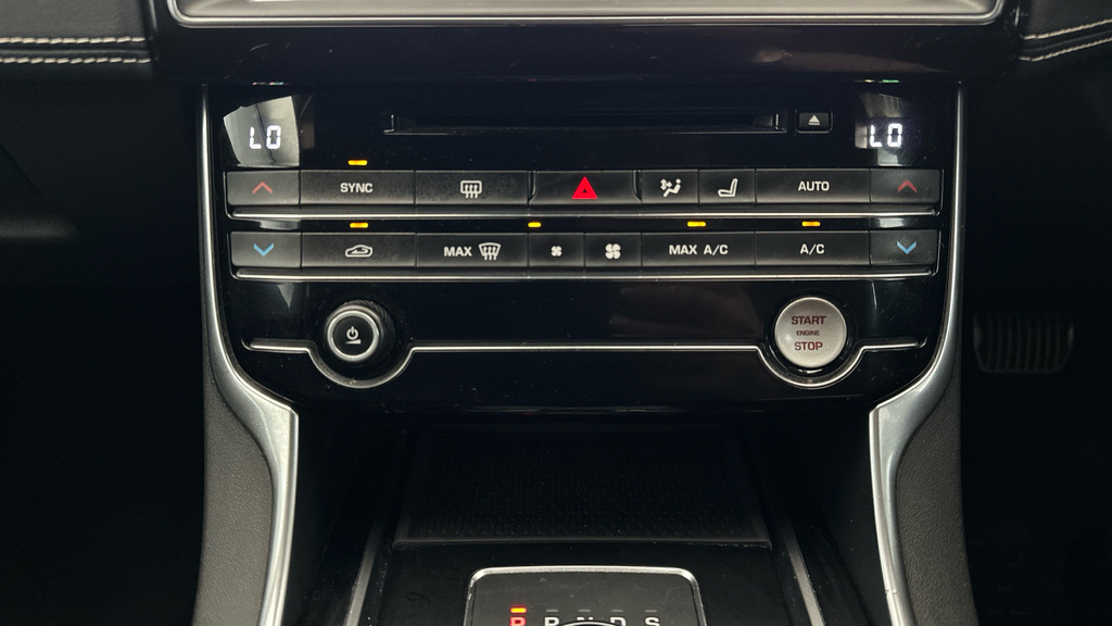 Jaguar XE 2.0 300 300 Sport Awd Red #17