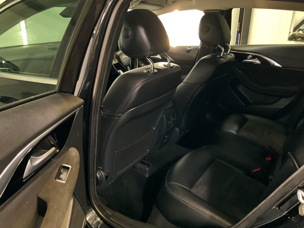 Infiniti Q30 Sport Black #10