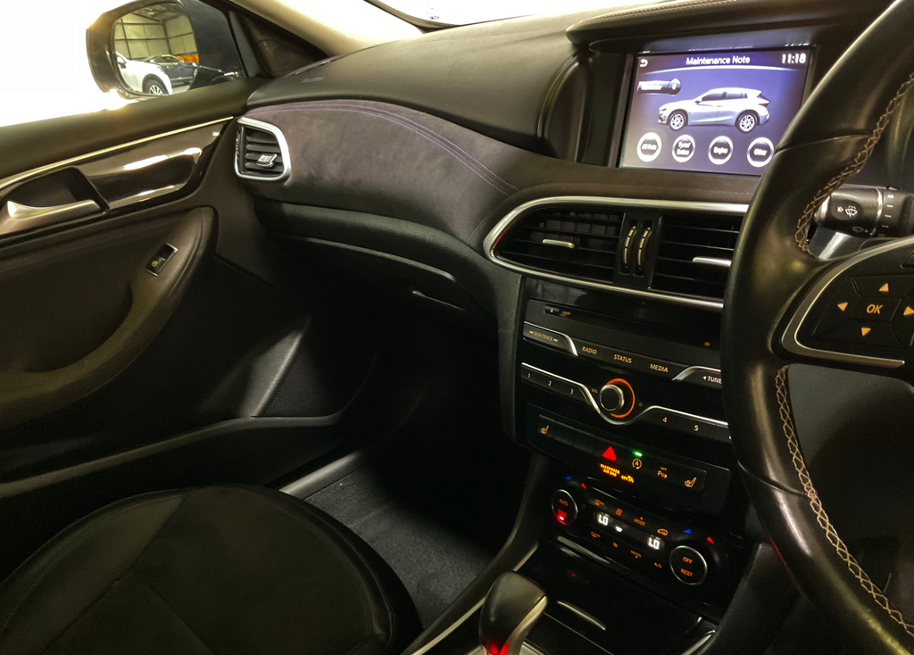 Infiniti Q30 Sport Black #21
