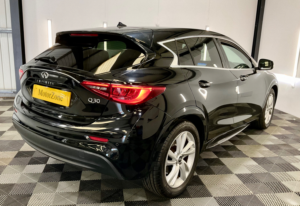 Infiniti Q30 Sport Black #7