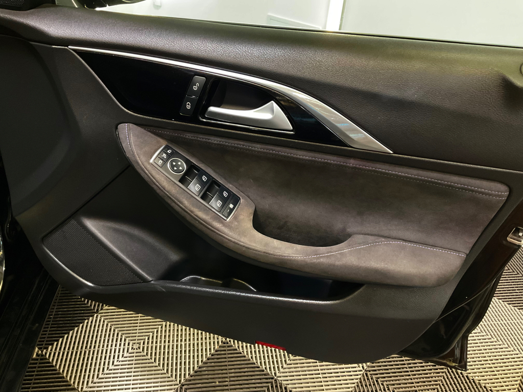 Infiniti Q30 Sport Black #27