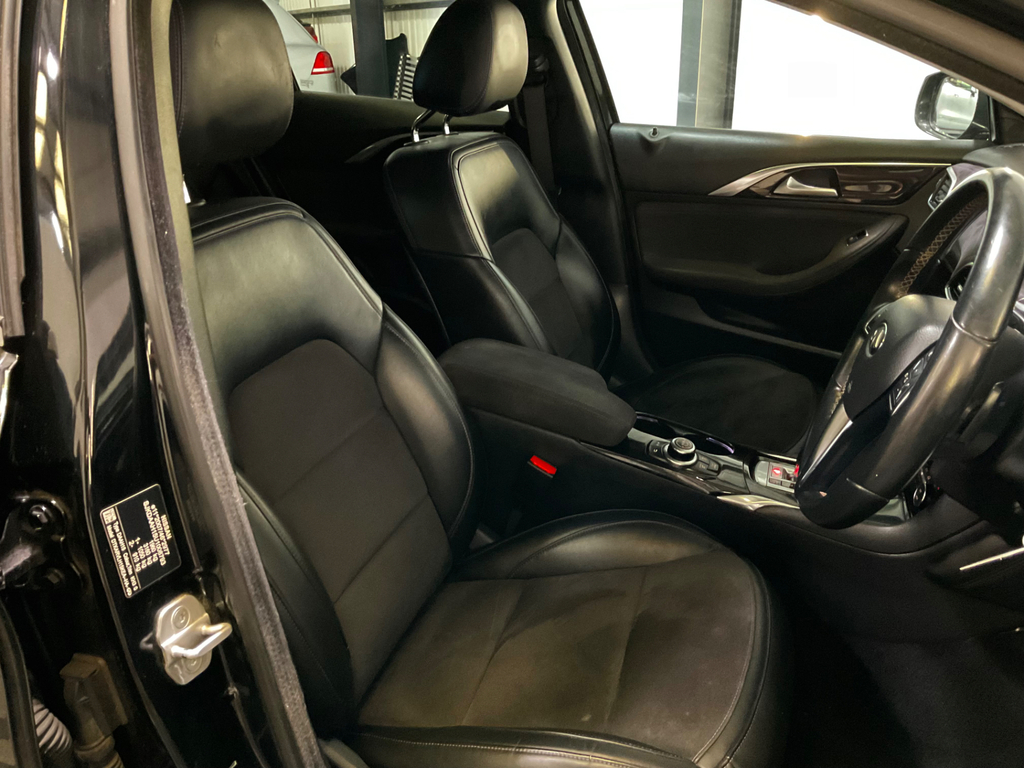 Infiniti Q30 Sport Black #22