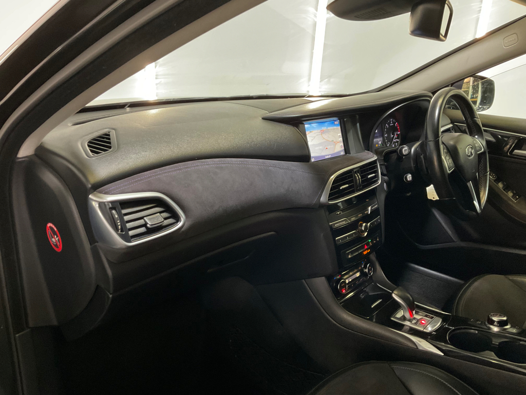 Infiniti Q30 Sport Black #8