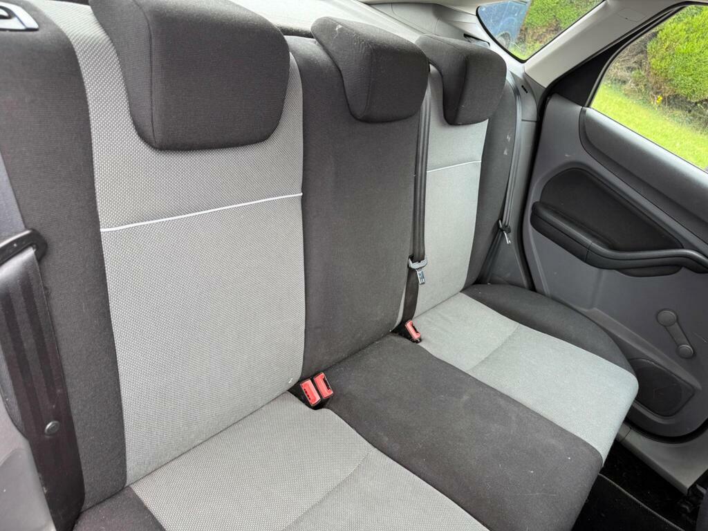 Ford Focus 2.0 Titanium Silver Estate U983 Silver #13