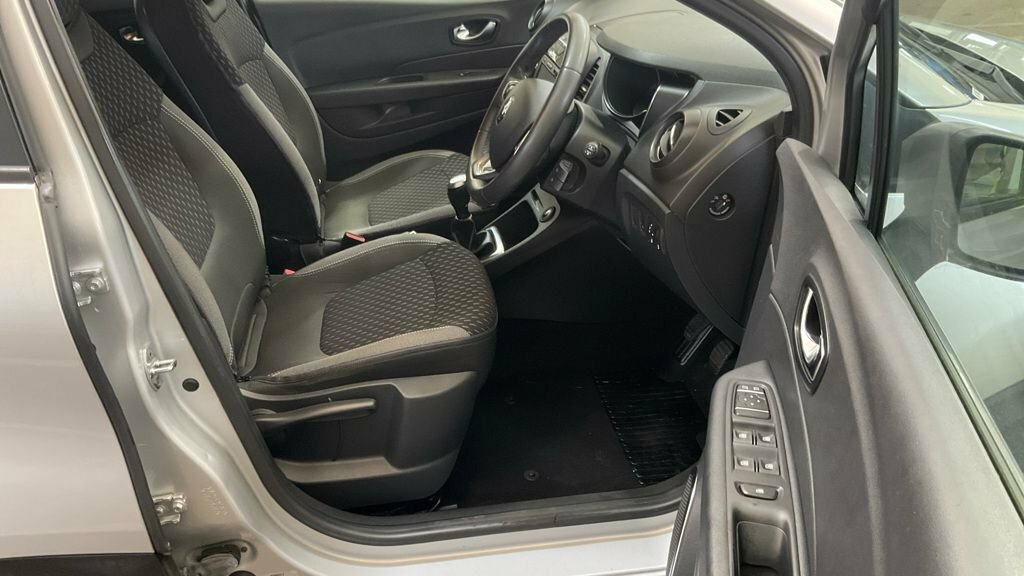 Renault Captur 0.9L Dynamique Nav Silver #2